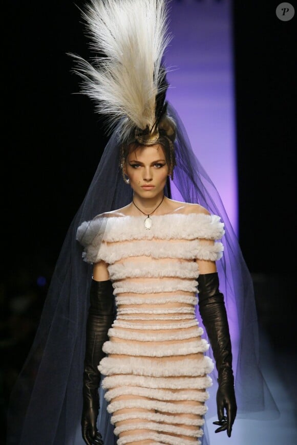 Andrej Pejic, muse du créateur Jean-Paul Gaultier et mannequin androgyne défile en  janvier 2011 dans le rôle de la mariée