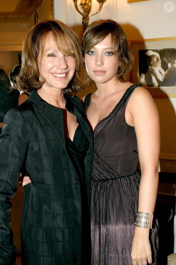 Nathalie Baye et sa fille Laura Smet lors de la remise du prix Romy-Schneider à Paris le 26 janvier 2004