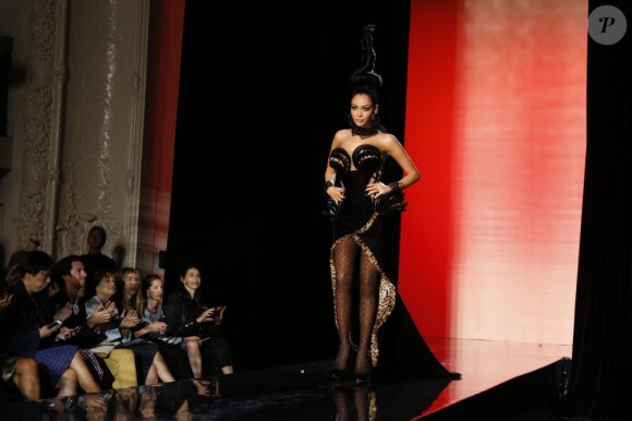 Nabilla défile pour Jean-Paul Gaultier lors de la Fashion Week haute couture automne-hiver 2013-2014 à Paris, le 3 juillet 2013