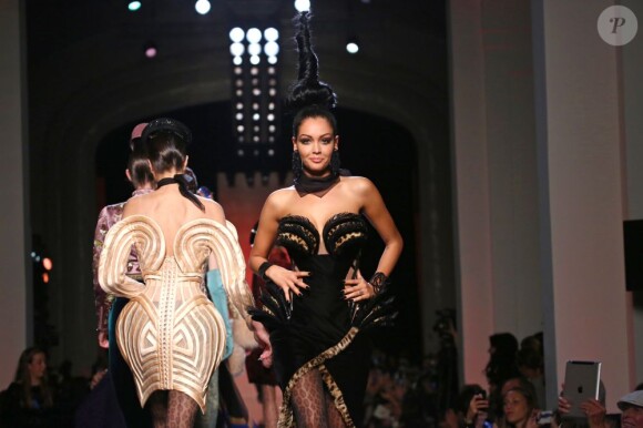 Nabilla défile pour Jean-Paul Gaultier lors de la Fashion Week haute couture automne-hiver 2013-2014 à Paris, le 3 juillet 2013