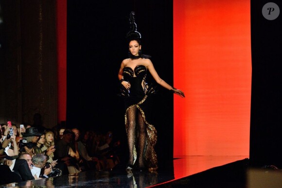 Nabilla défile sur le catwalk durant le défilé Jean-Paul Gaultier Haute Couture Automne Hiver 2013-2014 à Paris, le 3 juillet 2013