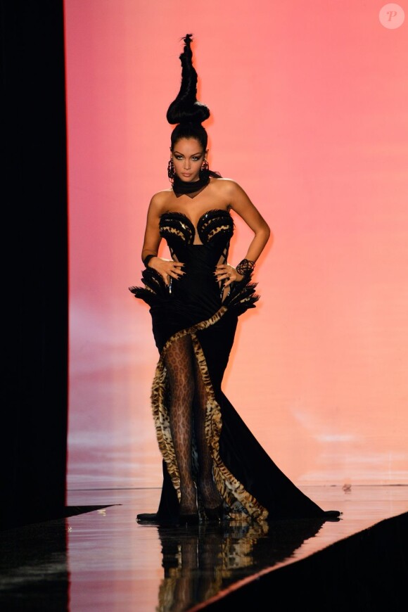 Nabilla défile sur le catwalk durant le défilé Jean-Paul Gaultier Haute Couture Automne Hiver 2013-2014 à Paris, le 3 juillet 2013