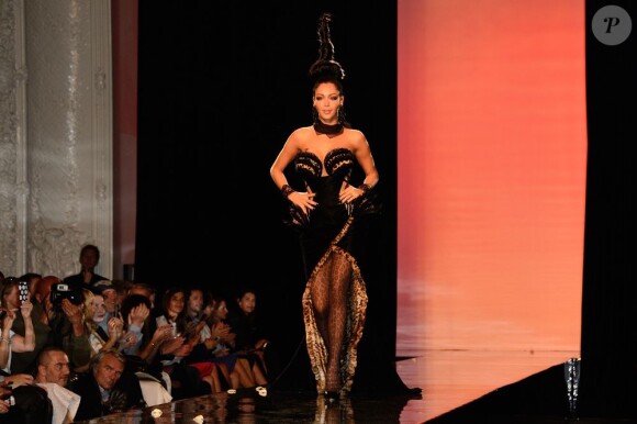 Nabilla défile sur le catwalk durant le défilé Jean-Paul Gaultier Haute Couture Automne Hiver 2013-2014 à Paris, le 3 juillet 2013