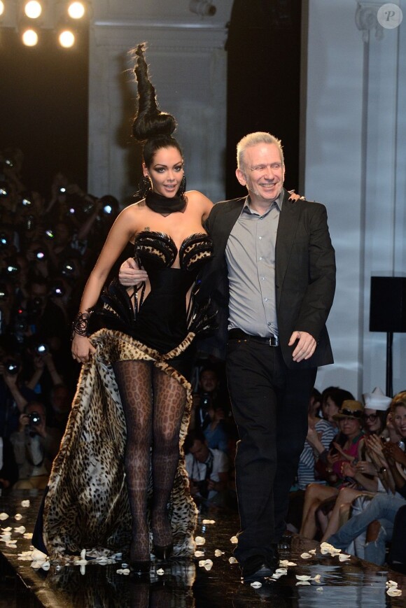 Nabilla défile sur le catwalk durant le défilé Jean-Paul Gaultier Haute Couture Automne Hiver 2013-2014 à Paris, le 3 juillet 2013