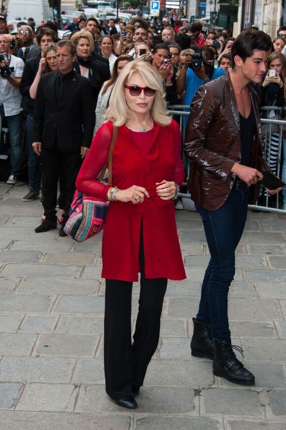 Amanda Lear arrive à l'atelier de Jean Paul Gaultier pour assister au défilé haute couture automne-hiver 2013-2014 du créateur. Paris, le 3 juillet 2013.