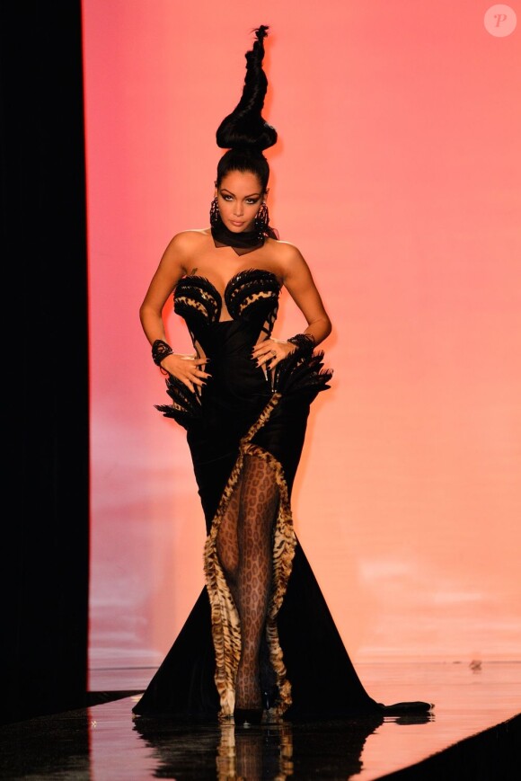 Nabilla Benattia assure le final du défilé haute couture automne-hiver 2013-2014 de Jean Paul Gaultier. Paris, le 3 juillet 2013.