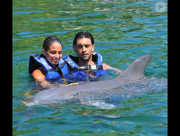 Javier Pastore et sa belle Chiara Picone en vacances à Cancun début juillet 2013 au milieu des dauphins