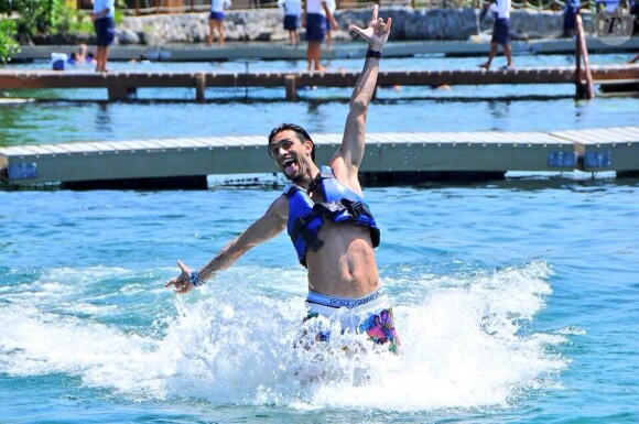 Javier Pastore, tout heureux de nager avec les dauphins à Cancun durant ses vacances en juillet 2013