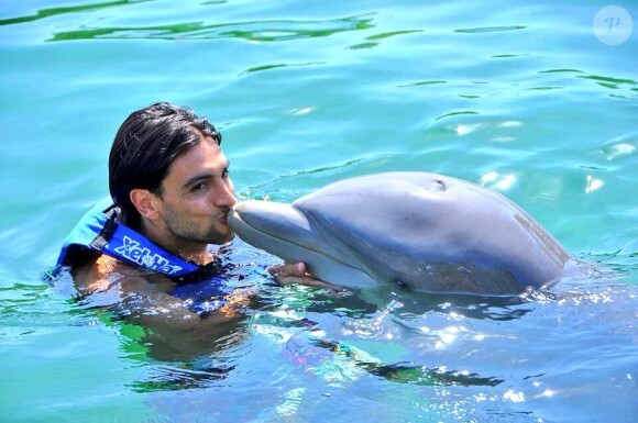 Javier Pastore fait un petit bisoux à un dauphin à Cancun au début du mois de juillet 2013