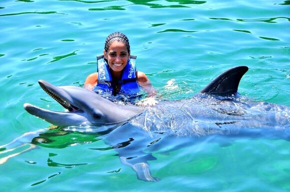 Chiara Picone, compagne de Javier Pastore, nage au milieu des dauphins, lors de ses vacances à Cancun en juillet 2013