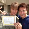 John Barrowman exhibant son certificat de mariage, le mardi 2 juillet 2013 en californie.