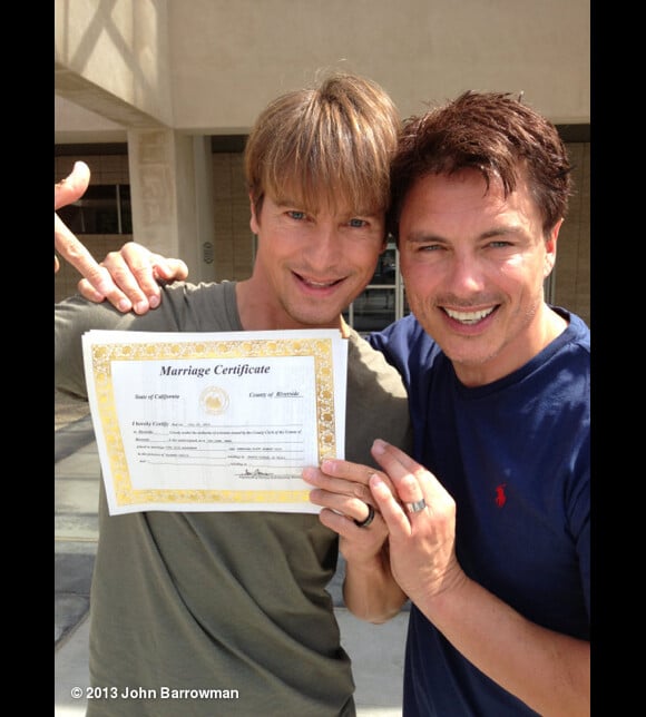 John Barrowman exhibant son certificat de mariage, le mardi 2 juillet 2013 en californie.