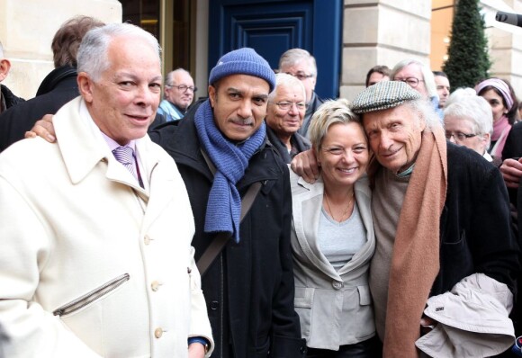 Pascal Légitimus avec Catherine Salvador et Ivry Gitlis lors de l'inauguration de la plaque en hommage à Henri Salvador le 9 novembre 2011 à Paris