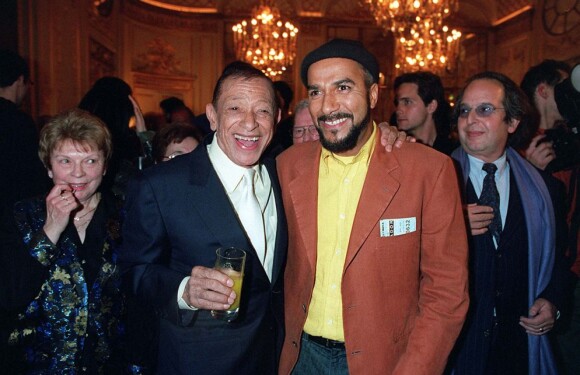 Henri Salvador et Pascal Légitimus lors du spectacle du chanteur à l'Olympia le 23 avril 2001