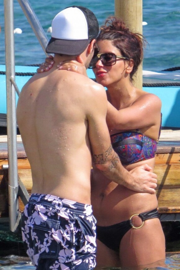 Cesc Fabregas et sa compagne Daniella Semaan amoureux lors de leurs vacances à Ibiza, le 4 juillet 2013