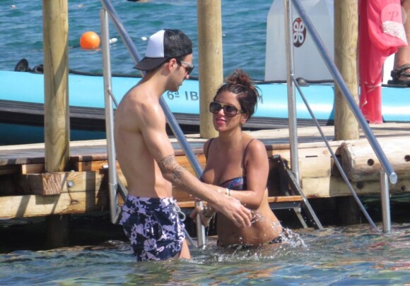 Cesc Fabregas et sa compagne Daniella Semaan profitent de leurs vacances à Ibiza, le 4 juillet 2013, où ils ont croisé la compagne de Lionel Messi, Antonella Roccuzzo