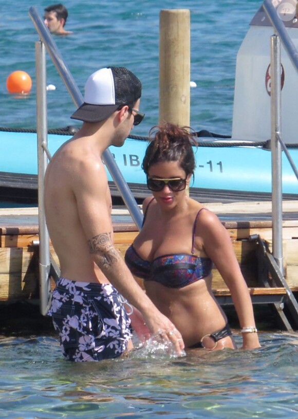 Cesc Fabregas et sa compagne Daniella Semaan profitent de leurs vacances à Ibiza, le 4 juillet 2013, où ils ont croisé la compagne de Lionel Messi, Antonella Roccuzzo