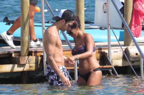 Cesc Fabregas et sa compagne Daniella Semaan profitent de leurs vacances à Ibiza, le 4 juillet 2013, où ils ont croisé la compagne de Lionel Messi, Antonella Roccuzzo