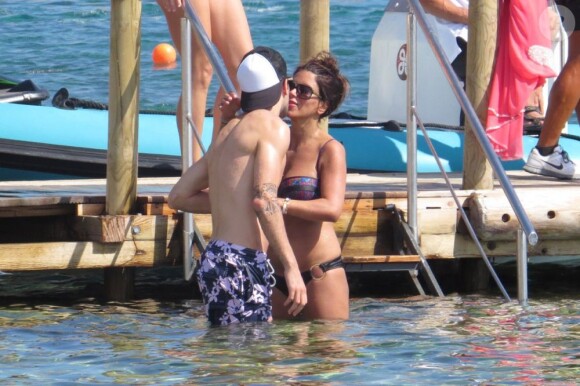 Cesc Fabregas et sa compagne Daniella Semaan amoureux durant leurs vacances à Ibiza, le 4 juillet 2013