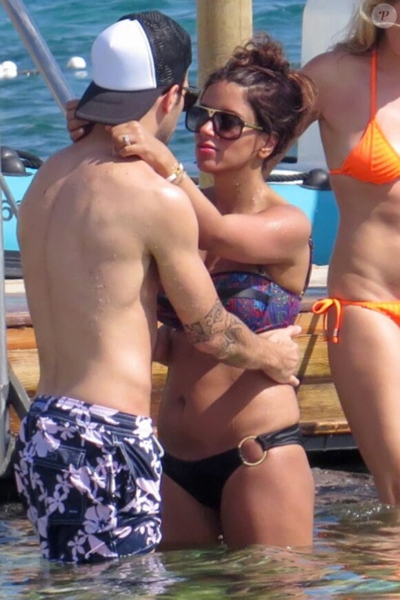 Cesc Fabregas et sa compagne Daniella Semaan profitent de leurs vacances à Ibiza, le 4 juillet 2013, où ils ont croisé la compagne de Lionel Messi, Antonella Roccuzzo