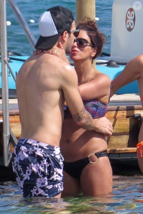 Cesc Fabregas et sa compagne Daniella Semaan profitent de leurs vacances à Ibiza, le 4 juillet 2013, où ils ont croisé la compagne de Lionel Messi, Antonella Roccuzzo