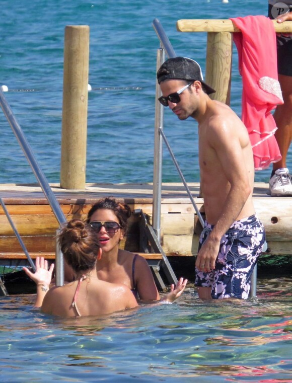 Cesc Fabregas et sa compagne Daniella Semaan profitent de leurs vacances à Ibiza, le 4 juillet 2013, où ils ont croisé la compagne de Lionel Messi, Antonella Roccuzzo