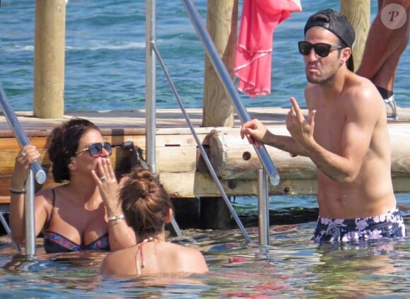 Cesc Fabregas tente de faire rire sa compagne Daniella Semaan et  la compagne de Lionel Messi, Antonella Roccuzzo, lors de leurs vacances à Ibiza, le 4 juillet 2013