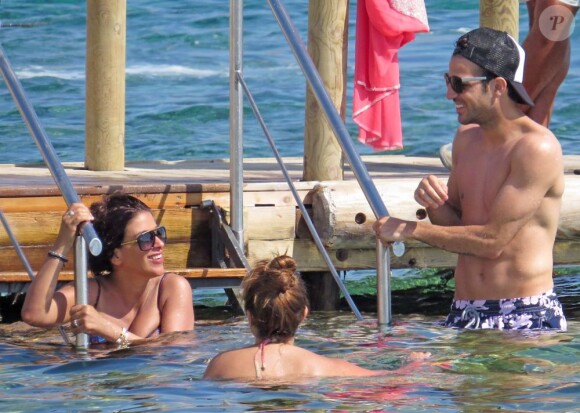 Cesc Fabregas et sa compagne Daniella Semaan profitent de leurs vacances à Ibiza, le 4 juillet 2013, où ils ont croisé la compagne de Lionel Messi, Antonella Roccuzzo