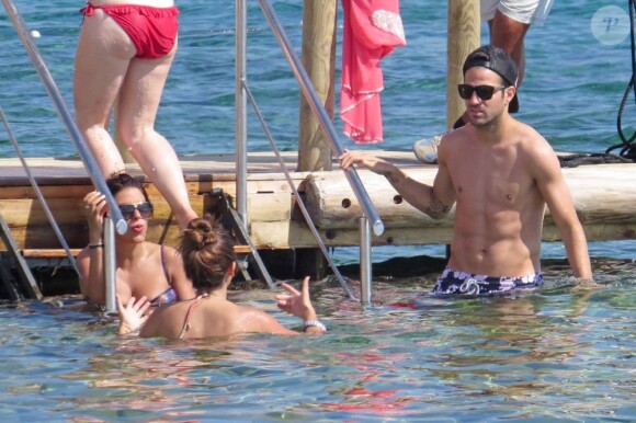 Cesc Fabregas et sa compagne Daniella Semaan profitent de leurs vacances à Ibiza, le 4 juillet 2013, où ils ont croisé la compagne de Lionel Messi, Antonella Roccuzzo
