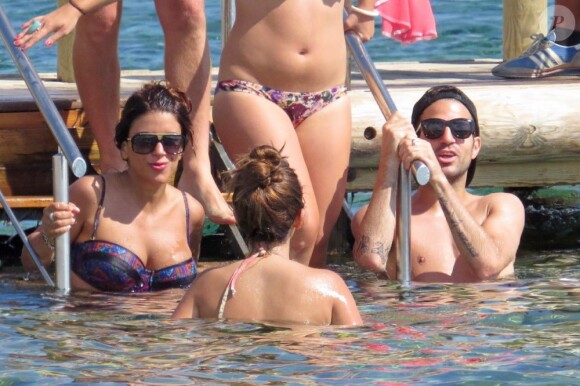 Cesc Fabregas et sa compagne Daniella Semaan profitent de leurs vacances à Ibiza, le 4 juillet 2013, où ils ont croisé la compagne de Lionel Messi, Antonella Roccuzzo
