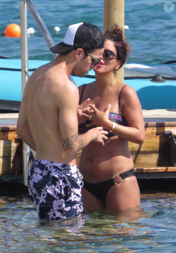Cesc Fabregas et sa compagne Daniella Semaan profitent de leurs vacances à Ibiza, le 4 juillet 2013, où ils ont croisé la compagne de Lionel Messi, Antonella Roccuzzo