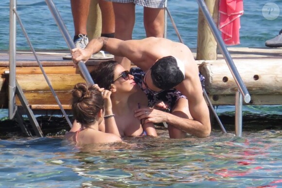 Cesc Fabregas et sa compagne Daniella Semaan profitent de leurs vacances à Ibiza, le 4 juillet 2013, où ils ont croisé la compagne de Lionel Messi, Antonella Roccuzzo