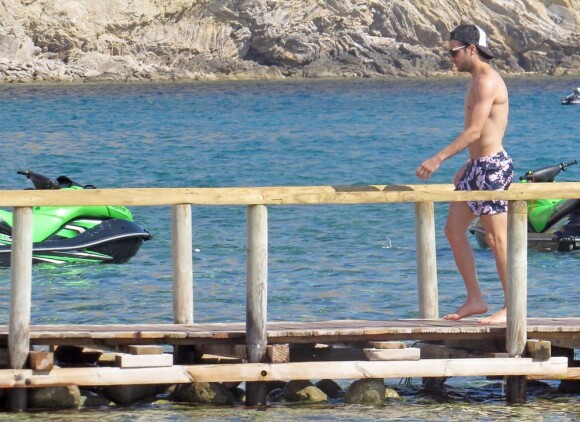 Cesc Fabregas et sa compagne Daniella Semaan profitent de leurs vacances à Ibiza, le 4 juillet 2013, où ils ont croisé la compagne de Lionel Messi, Antonella Roccuzzo