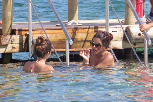 Cesc Fabregas et sa compagne Daniella Semaan profitent de leurs vacances à Ibiza, le 4 juillet 2013, où ils ont croisé la compagne de Lionel Messi, Antonella Roccuzzo