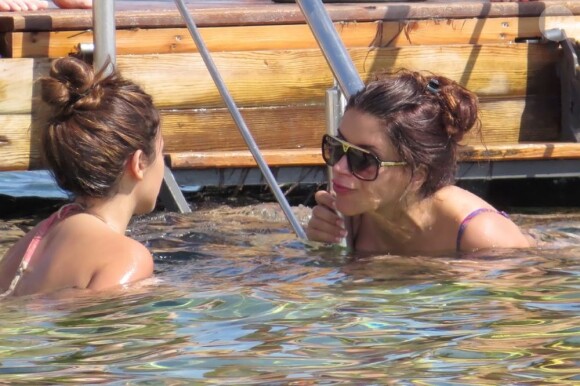 Cesc Fabregas et sa compagne Daniella Semaan profitent de leurs vacances à Ibiza, le 4 juillet 2013, où ils ont croisé la compagne de Lionel Messi, Antonella Roccuzzo