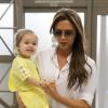 Victoria Beckham et sa fille Harper à l'aéroport de Los Angeles, le 1er juin 2013.