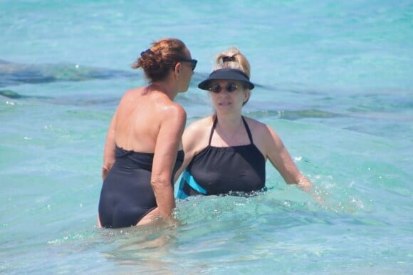 Exclusif - La chanteuse Barbra Streisand et Donna Karan en vacances à Formentera en Espagne le 4 juillet 2013