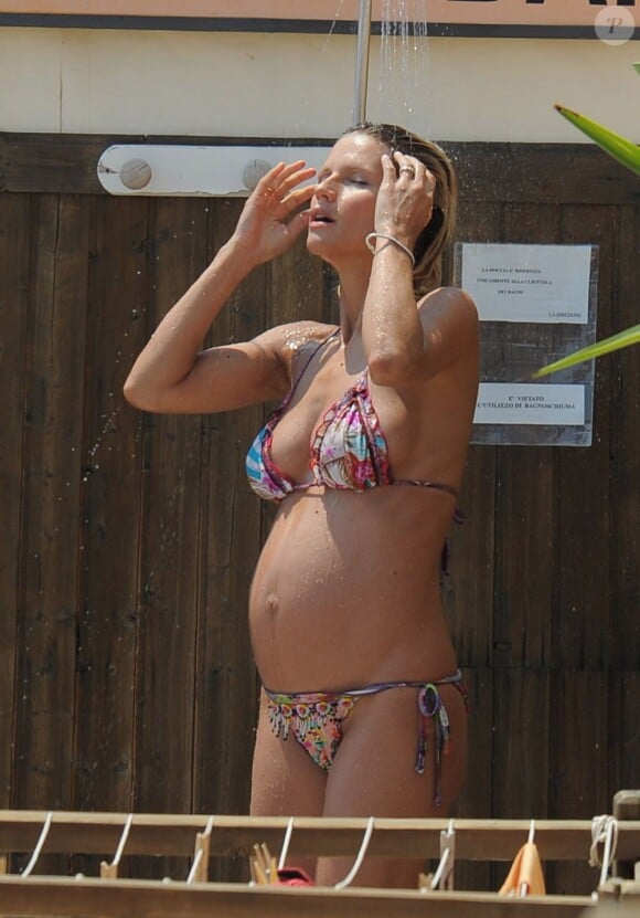 Michelle Hunziker, enceinte et ravissante en bikini, profite d'une journée ensoleillée à Finale Ligure au nord de l'Italie. Le 6 juillet 2013.