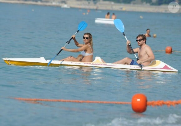 Michelle Hunziker enceinte et son chéri Tomaso Trussardi font du canoë en vacances. Finale Ligure, le 6 juillet 2013.