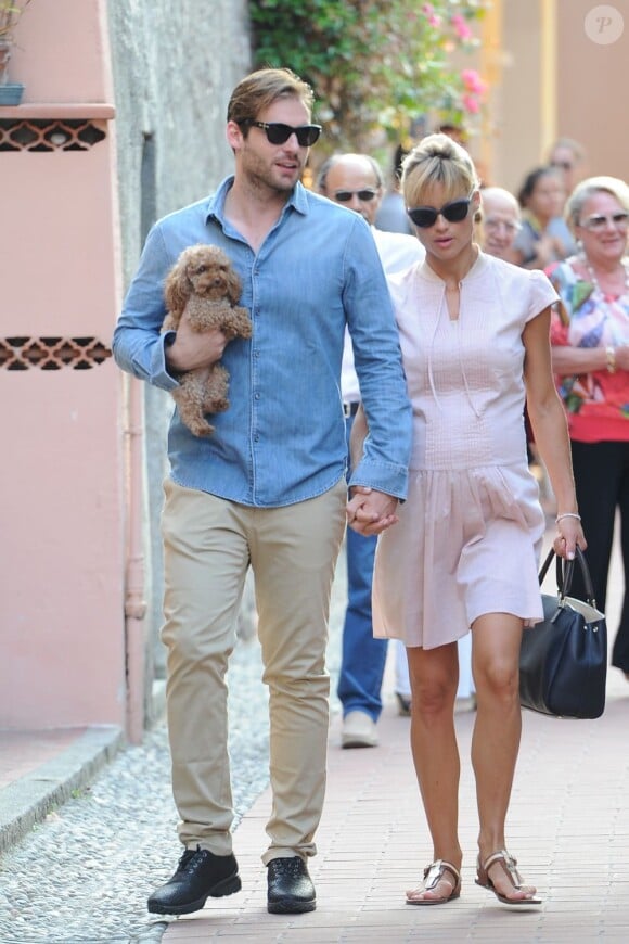 Les futurs parents Michelle Hunziker et Tomaso Trussardi, amoureux en vacances dans la commune de Finale Ligure en Italie. Le 6 juillet 2013.