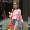 Alessandra Ambrosio fait du shopping à Malibu le 6 juillet 2013.