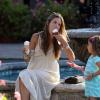 Alessandra Ambrosio, Jamie Mazur et leurs enfants ont rejoint Brooke Burle Charvet pour une pause gourmande à Malibu. Le 6 juillet 2013