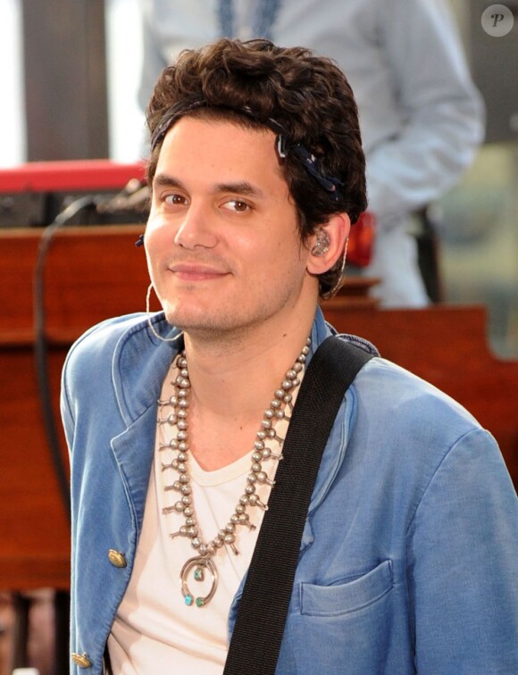 John Mayer en concert sur la plateau de l'émission Today, au Rockfeller Center, à New York, le 5 juillet 2013.
