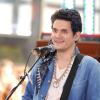 John Mayer en concert sur la plateau de l'émission Today, au Rockfeller Center, à New York, le 5 juillet 2013.
