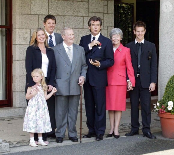 Pierce Brosnan en famille : Ses fils Christopher et Sean avec ses filles Charlotte et sa petite-fille Isabella, son beau-père Bill et sa mère May, le 19 juillet 2003 en Irlande.