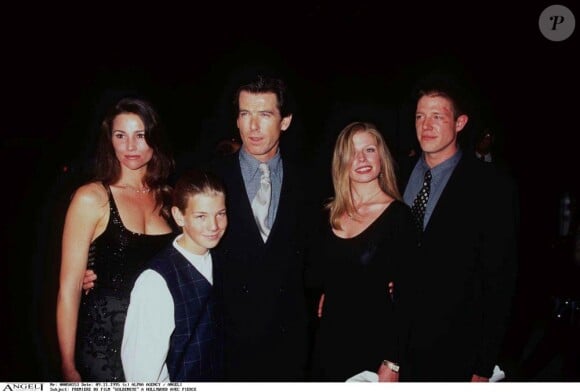 L'avant-première du film GoldenEye à Hollywood avec Pierce Brosnan, ses enfants Charlotte, Christopher et Sean, et sa femme Kelly Shaye Smith, le 9 novembre 1995