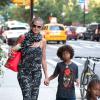 Heidi Klum, heureuse et stylée, se balade avec ses enfants et son compagnon Martin Kirsten à New York. Le 7 juillet 2013