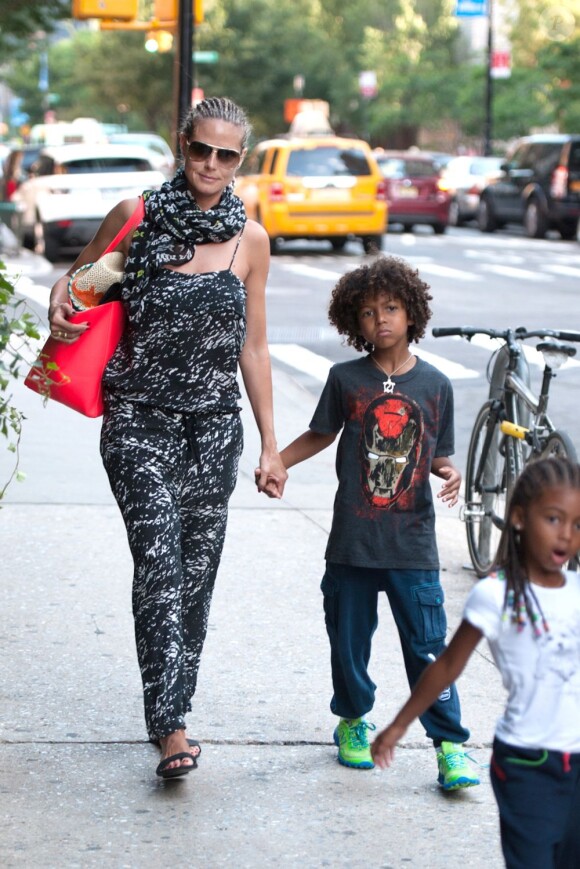 Heidi Klum, heureuse et stylée, se balade avec ses enfants et son compagnon Martin Kirsten à New York. Le 7 juillet 2013