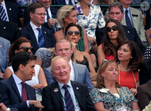 Victoria Beckham et Tana Ramsay, Wayne Rooney et son épouse Coleen, Rod Laver et Ed Miliband lors de la finale de Wimbledon remportée par Andy Murray face à Novak Djokovic (6-4, 7-5, 6-4) le 7 juillet 2013 au All England Lawn Tennis and Croquet Club de Londres