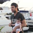 Cesc Fabregas en vacances à Ibiza avec sa compagne Daniella Seeman et leur bébé Lia ainsi que ses coéquipiers du Barça José Manuel Pinto et Lionel Messi, venu avec sa compagne et leur fils Thiago le 8 juillet 2013.